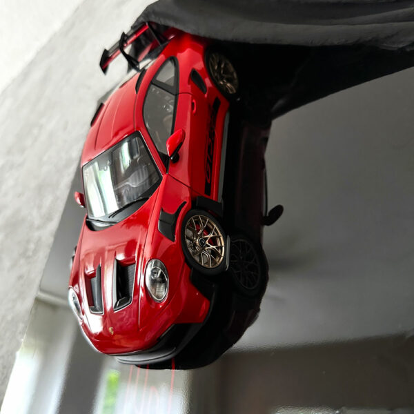 "Red in Black" – Bild 12