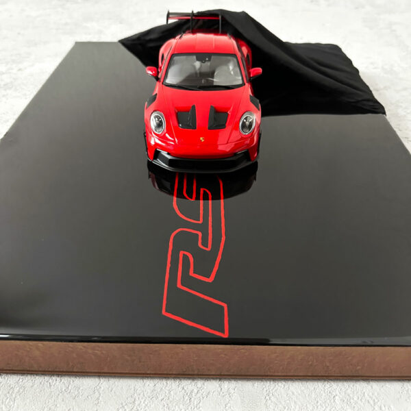 "Red in Black" – Bild 4